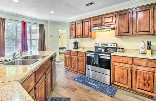 Hinesville House | Inviting Hinesville Home with Yard & Pet-Friendly Perks