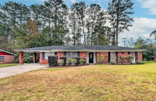 Hinesville House | Bright Hinesville Home: Family-Friendly Retreat Near Savannah
