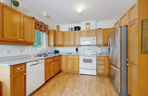Bar Harbor Cottage | Cozy Home by Glen Mary Park with Ocean View & Deck