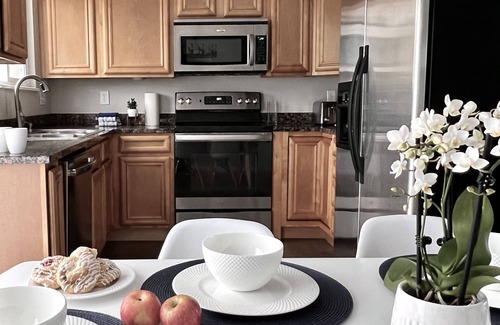 Broomfield House | Pet-Friendly Retreat with Spa & Huge Backyard Near Denver