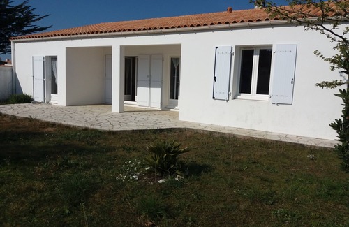 Ars-en-Re House | Bright House in Ars en Ré: Guest Rated 9.8, Pet-Friendly Stay