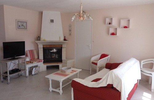 Ars-en-Re House | Bright House in Ars en Ré: Guest Rated 9.8, Pet-Friendly Stay