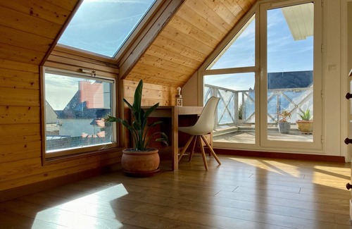 Kerroch House | Cozy Retreat with Garden, Steps from the Ocean