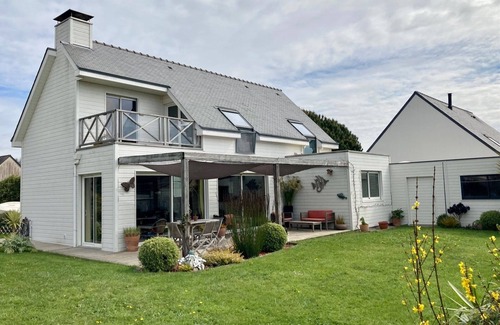 Kerroch House | Cozy Retreat with Garden, Steps from the Ocean
