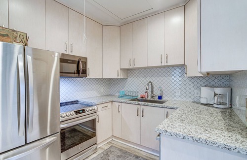 Greater Heights Apartment | Bright Houston Retreat: Top-Rated Stay with Family Amenities