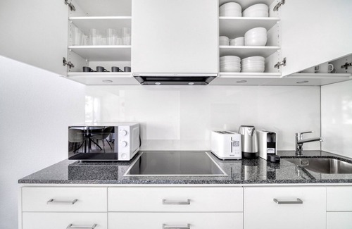 Iselin Apartment | Bright Iselin 3-Room Retreat Near Local Market by Blueground