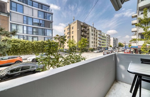 Iselin Apartment | Bright Iselin 3-Room Retreat Near Local Market by Blueground