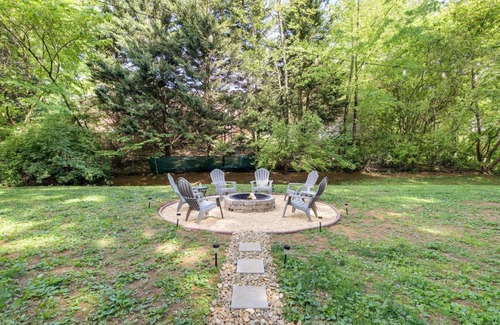 Knoxville House | Inviting Knoxville Vacation Rental with Kid-Friendly Yard