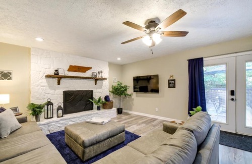 Knoxville House | Inviting Knoxville Vacation Rental with Kid-Friendly Yard