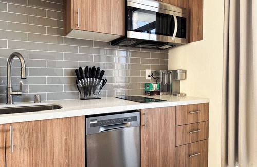 Wilshire Apartment | Bright Koreatown Studio with Parking, Gym + Wifi + Washer/Dryer!
