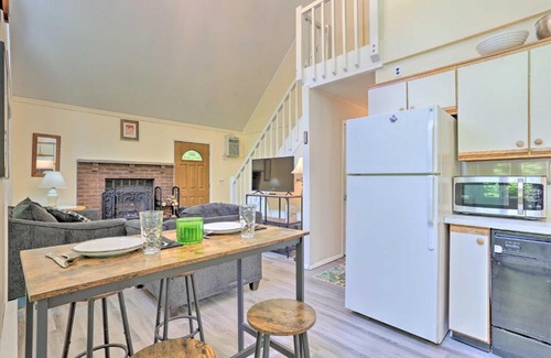 Hamlin House | Inviting Lake Ariel Retreat for Families and Pets