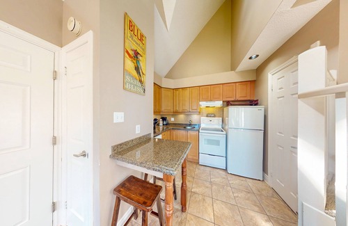 Craigleith House | Bright Condo with Decks, Pool & Tennis - Steps to Lift