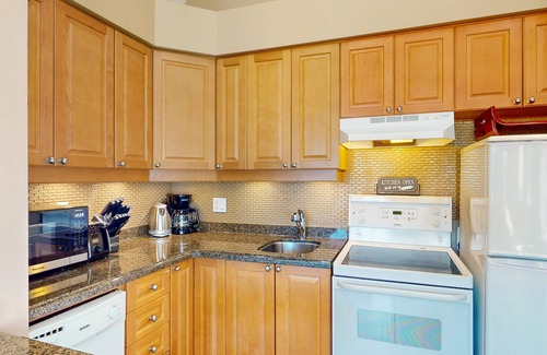 Craigleith House | Bright Condo with Decks, Pool & Tennis - Steps to Lift