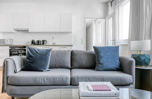 Mariahilf Apartment | Bright Mariahilf 2BR with Elevator near Vibrant Shopping