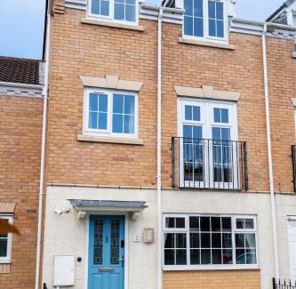 Stafford Apartment | Modern 4-Bedroom Townhouse - Ideal for Families and Guests