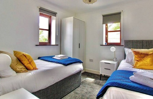 Milton Keynes House | Bright, modern and luxurious house in Milton Keynes with free, private parking.