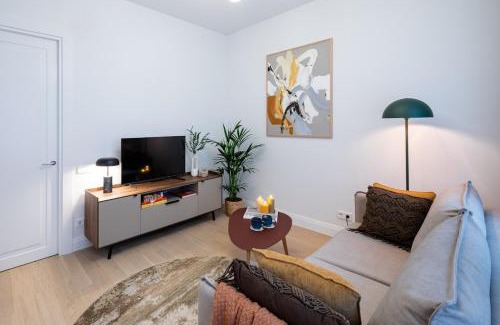Centrs Apartment | Bright & Modern Apartment in Historic Raina Blvd Building I Near Park & Old Town