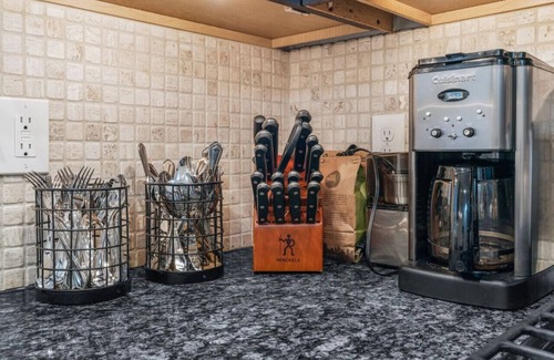 Queen Village House | Modern Home with Patio, Pet & Child-Friendly Amenities