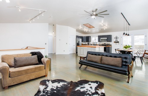 Northeast Anchorage House | Modern Retreat with Hot Tub, Fireplace & Enclosed Yard