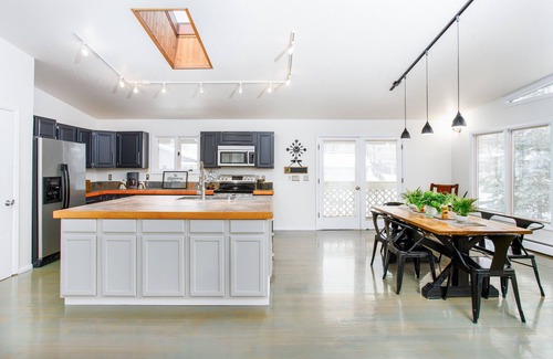 Northeast Anchorage House | Modern Retreat with Hot Tub, Fireplace & Enclosed Yard
