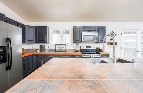 Northeast Anchorage House | Modern Retreat with Hot Tub, Fireplace & Enclosed Yard