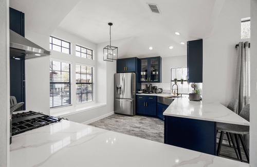 Far North Dallas House | Modern Pet-Friendly Home with King Bed in Central Location