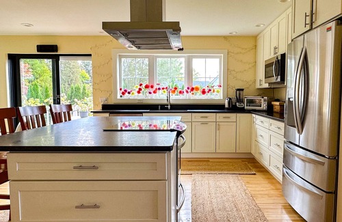 South Burlington House | Modern 4-Bedroom Home for Friends & Family in South-End