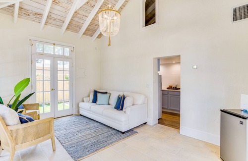 Southside Cottage | Modern West Palm Beach Cottage with Loft & Spa Amenities