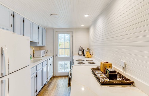 Southside Cottage | Modern West Palm Beach Cottage with Loft & Spa Amenities
