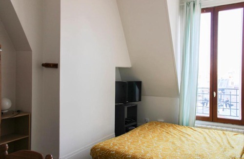 Levallois-Perret Apartment | Cozy Retreat with Eiffel Tower Glimpses & Pet-Friendly Perks