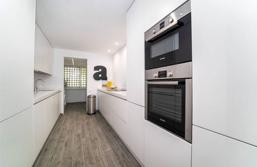 Golden Mile House | Bright Apartment with Ocean View & Spa in Puente Romano
