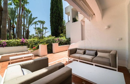 Golden Mile House | Bright Apartment with Ocean View & Spa in Puente Romano