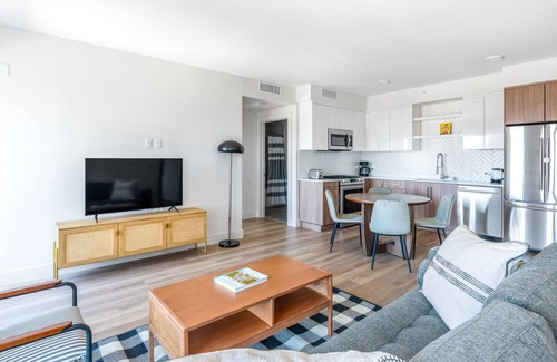 Downtown Oakland Apartment | Bright Oakland 2BR Near BART with Pool and Sky Deck
