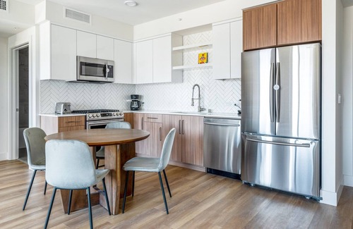 Downtown Oakland Apartment | Bright Oakland 2BR Near BART with Pool and Sky Deck
