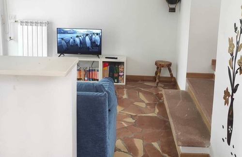 Zona LIII Tomba di Nerone Apartment | Bright open space overlooking the garden: Casa Dei Leoni.