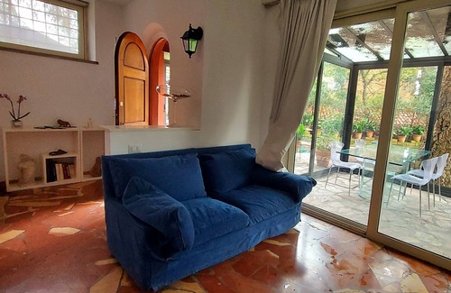 Zona LIII Tomba di Nerone Apartment | Bright open space overlooking the garden: Casa Dei Leoni.