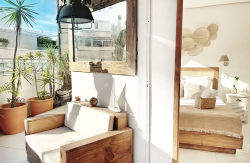 Ipanema Apartment | Bright Penthouse Steps from Posto 9 with Ocean View