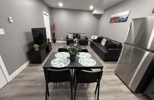 Northeast Edmonton House | Discover Bright Place: A Unique Family-Friendly Retreat