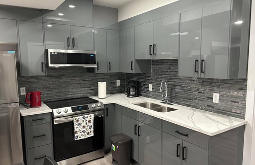 Northeast Edmonton House | Discover Bright Place: A Unique Family-Friendly Retreat