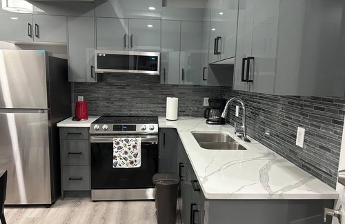 Northeast Edmonton House | Discover Bright Place: A Unique Family-Friendly Retreat