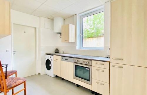 Liesing Apartment | Bright Room in Shared Apt with Easy City Access