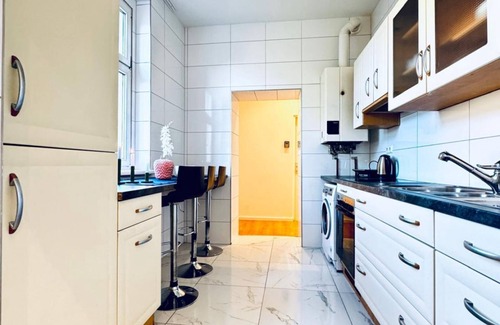 Liesing Apartment | Bright Room in Shared Apartment | Walk to Kaufpark