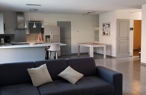La Palme House | Beautiful Villa with Ocean Views, 5 Minutes from the Beach