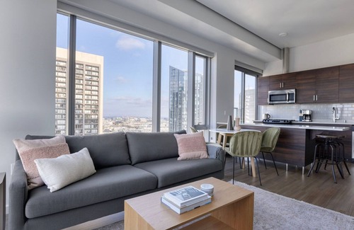 Civic Center Apartment | Modern Soma 2BR with Theater & Basketball Near Tech Hubs