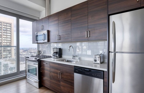 Civic Center Apartment | Modern Soma 2BR with Theater & Basketball Near Tech Hubs