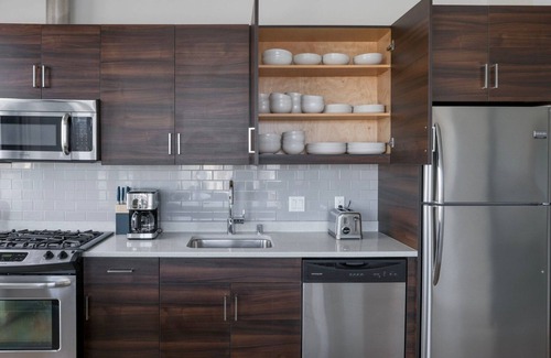 Civic Center Apartment | Modern Soma 2BR with Theater & Basketball Near Tech Hubs
