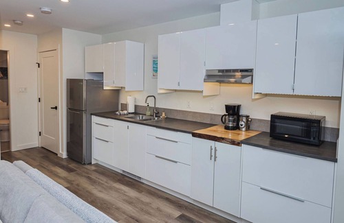 Ucluelet House | Bright Beachfront Suite with Ocean View & Spa Amenities