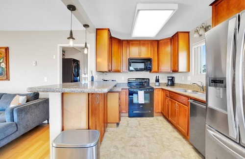 Crown Point Condo | Sunny 2-Bedroom Retreat with Oceanfront Views in San Diego