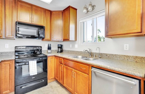 Crown Point Condo | Sunny 2-Bedroom Retreat with Oceanfront Views in San Diego