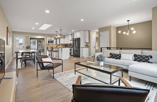 Oak Park House | Exceptional 4BD Suburban Retreat with Garage & Yard
